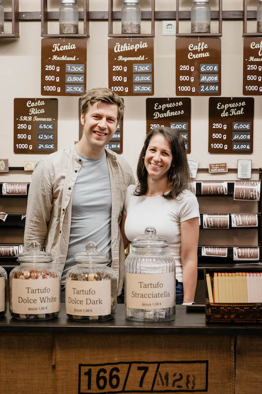 Johannes und Jule Wagner hinter dem Tresen im Caffe des Amis in Michelstadt