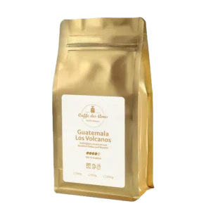 Guatemala - Los Volcanos von der Kaffeerösterei Caffe des Amis. Goldene Verpackung mit weißem Etikett.